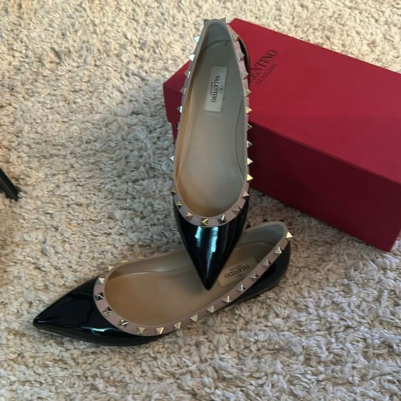 Authentic VALENTINO
Black/Nude Patent  Leather Rockstud Flats Size US 38 - Picture 12 of 12